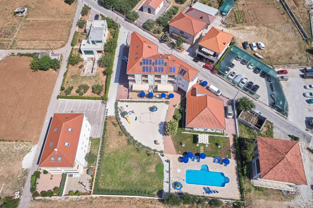 特羅吉爾的住宿－Porto Samaria holiday resort，享有橙色屋顶房屋的顶部景色