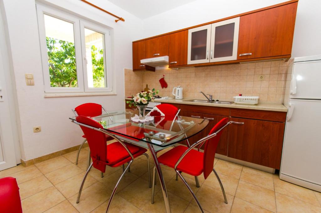 Kuchyň nebo kuchyňský kout v ubytování Apartments Ivana