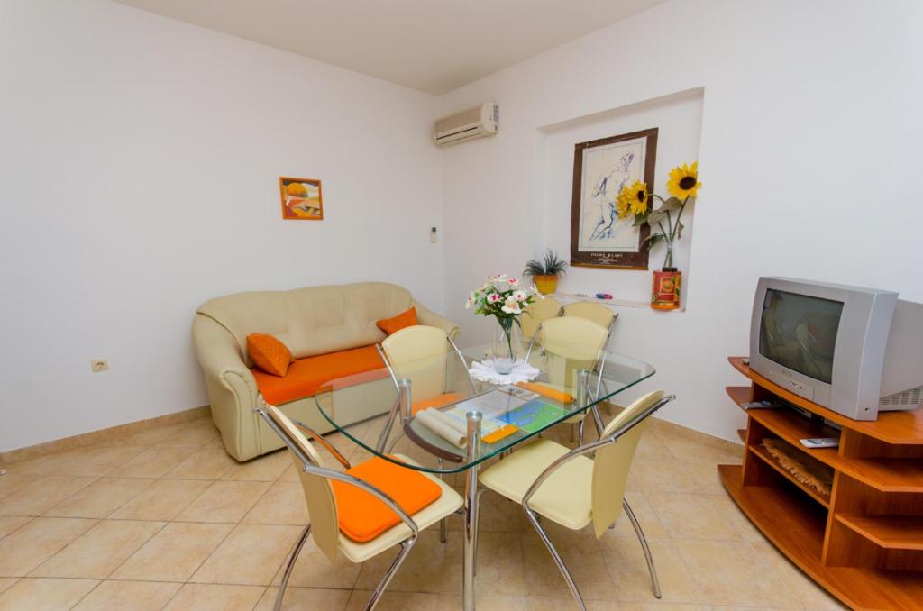 TV a/nebo společenská místnost v ubytování Apartments Ivana