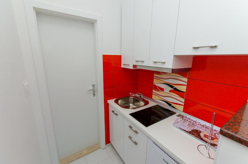 Kuchyň nebo kuchyňský kout v ubytování Apartments Ivana