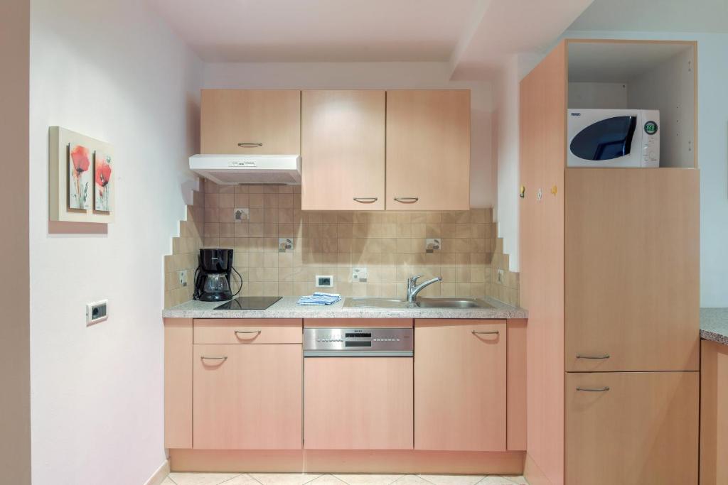 Kuchyňa alebo kuchynka v ubytovaní Apartments Christa App B1