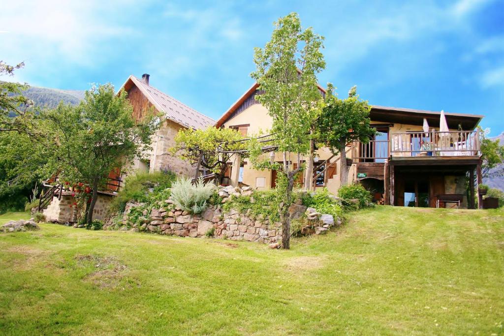 a house on a hill with a yard at Gite d'Aliège in Péone