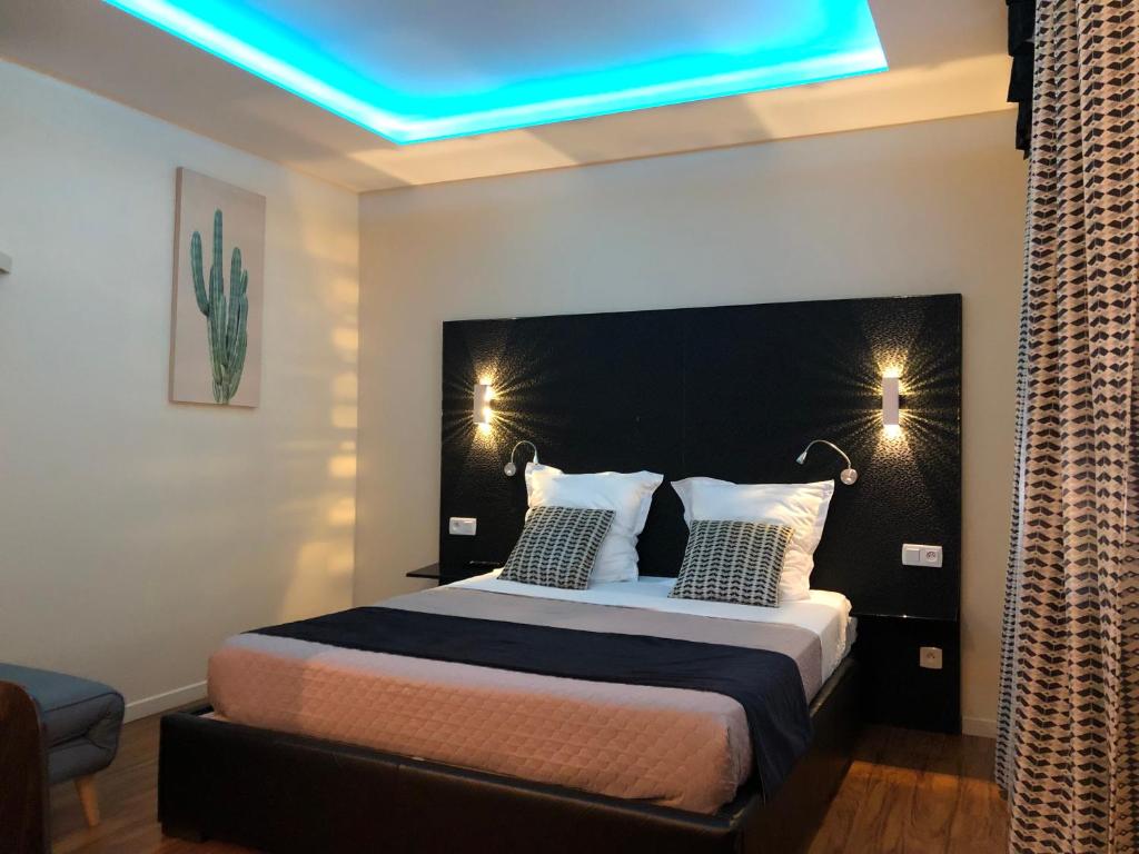 - une chambre avec un grand lit et un plafond bleu dans l'établissement chambre suite B&B, à Montpellier
