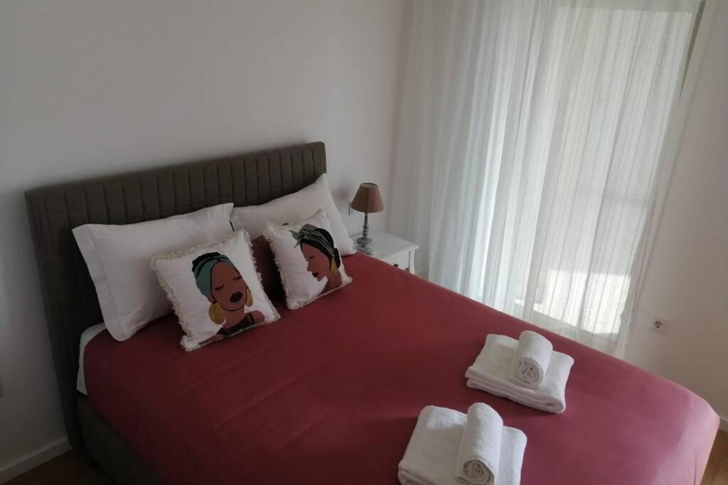 Postel nebo postele na pokoji v ubytování CAIS DE APRESENTAÇÃO NO CORAÇÃO DE AVEIRO