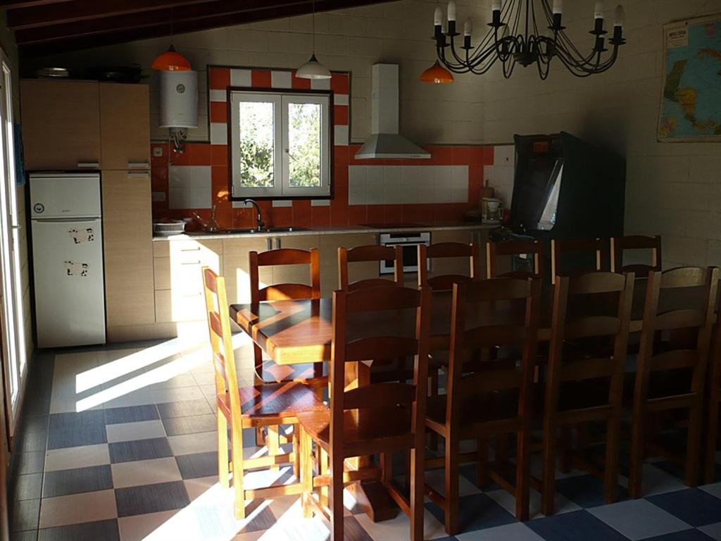 kuchnia ze stołem i krzesłami w pokoju w obiekcie Apartamentos La Peinada w mieście Villarejo