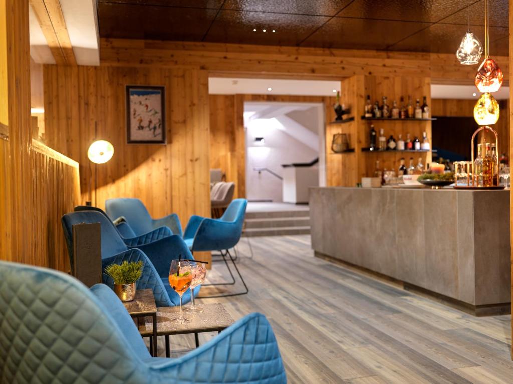 Ein Sitzbereich in der Unterkunft Hotel Zirbenhof