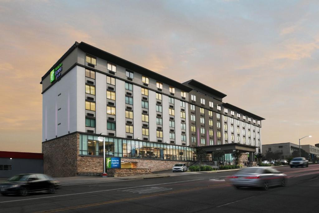 un grande edificio bianco sul lato di una strada di Holiday Inn Express Hotel & Suites Fort Worth Downtown, an IHG Hotel a Fort Worth