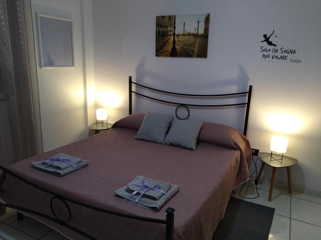 una camera da letto con un letto e due asciugamani di Sa Sindria a Cagliari