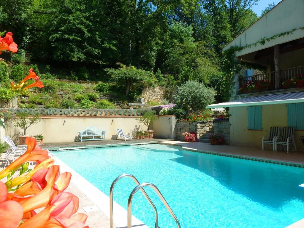 カストルにあるMille Fleurs a romantic enchanting renovated luxury Bastide with shared poolの家の隣の庭のスイミングプール