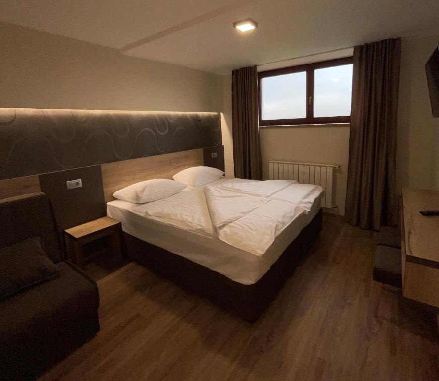 Postel nebo postele na pokoji v ubytování Hotel Roškar