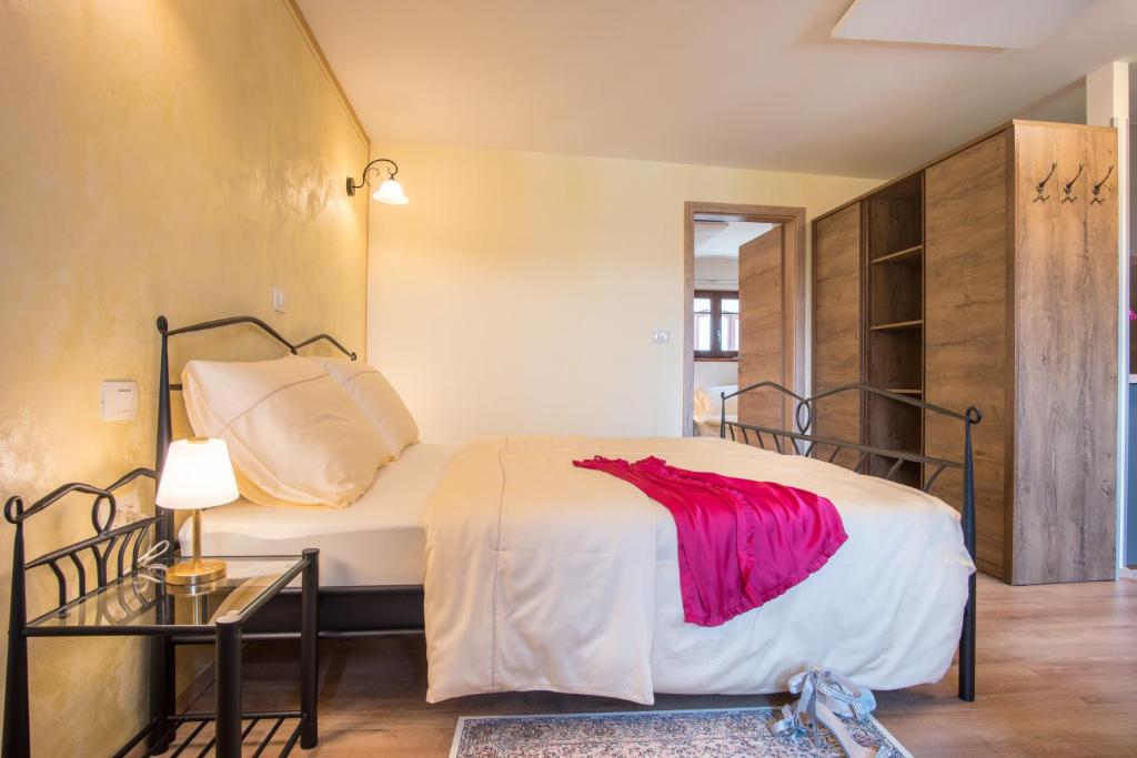 Postel nebo postele na pokoji v ubytování Vila Radolca apartments & rooms