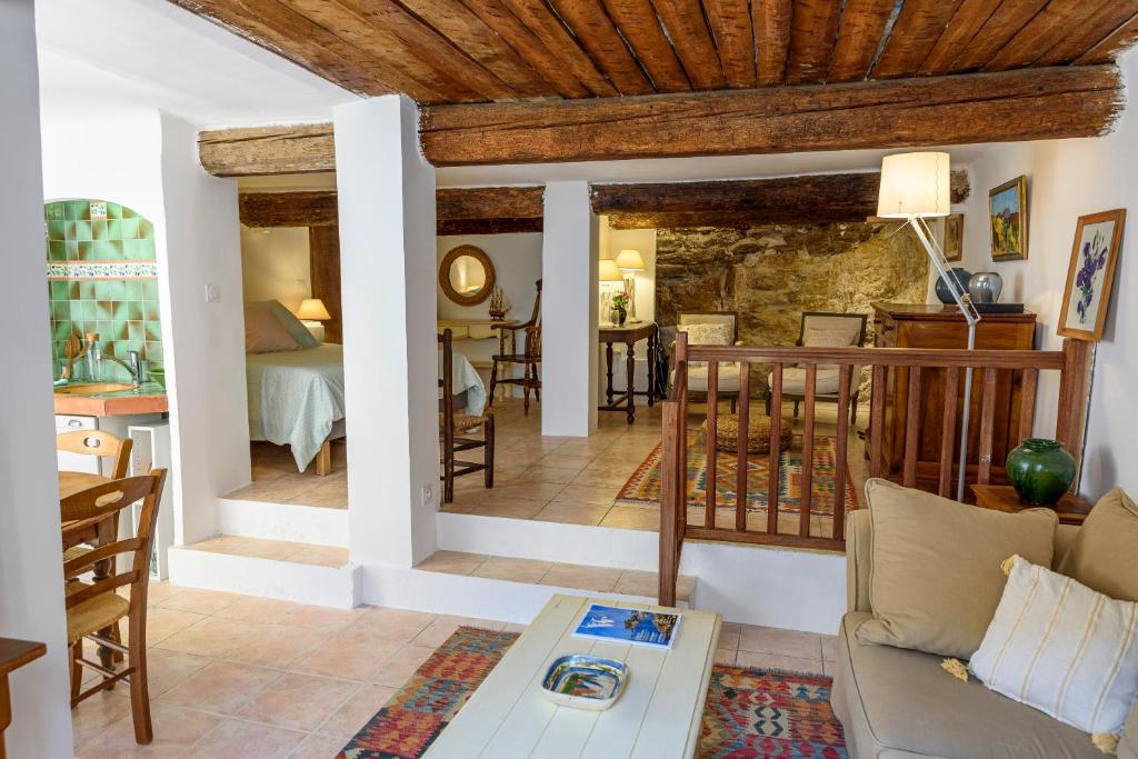 un soggiorno con divano e tavolo di La petite Provence a Bormes-les-Mimosas