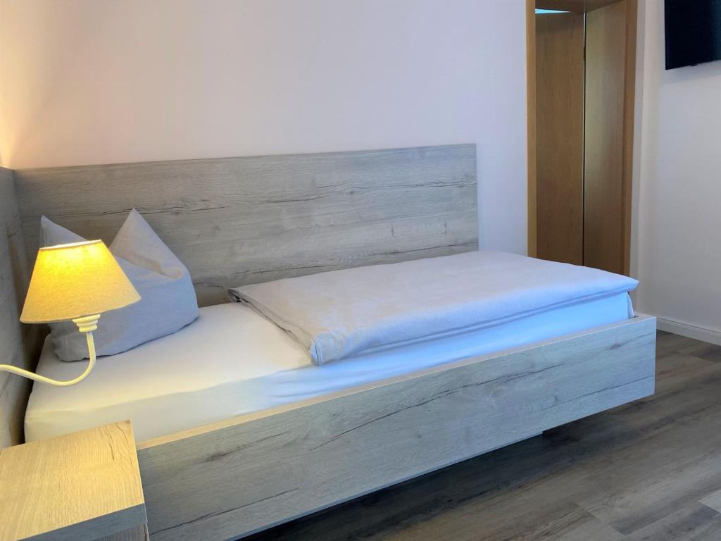 Postel nebo postele na pokoji v ubytování Hotel & Restaurant Kronenhof am Weser-Radweg