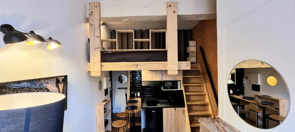 a room with a bunk bed and a mirror at DUPLEX CHARMANT- Hypercentre - Clim - Métro - WiFi in Toulouse