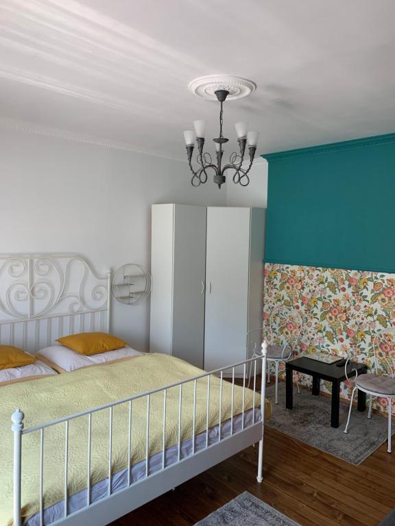 een slaapkamer met een bed en een blauwe muur bij Agroturystyka U Tadysa in Szaflary