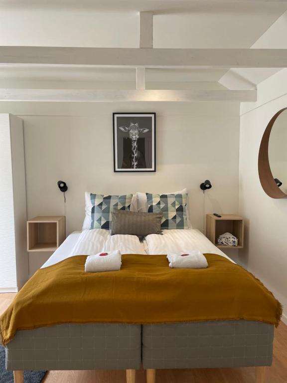 - une chambre avec un grand lit et 2 serviettes dans l'établissement Hartel House, à Ollerup