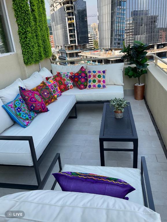 Posezení v ubytování Apartament Condo Amueblado, ENCOMENDEROS 200 El Golf, Las Condes Santiago con vista al Costanera Center