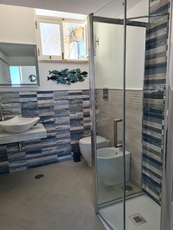 łazienka z prysznicem, toaletą i umywalką w obiekcie Casa Leucosia Suites w mieście Capri