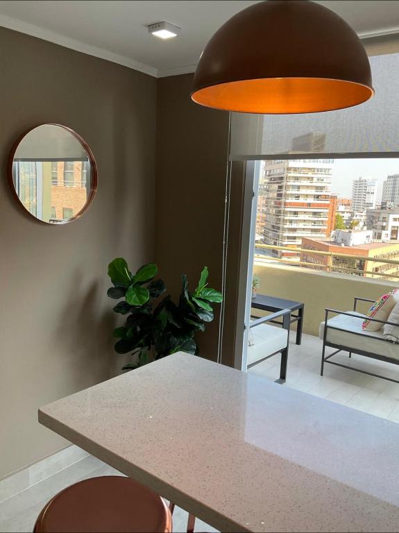 Fotografie z fotogalerie ubytování Apartament Condo Amueblado, ENCOMENDEROS 200 El Golf, Las Condes Santiago con vista al Costanera Center v destinaci Santiago