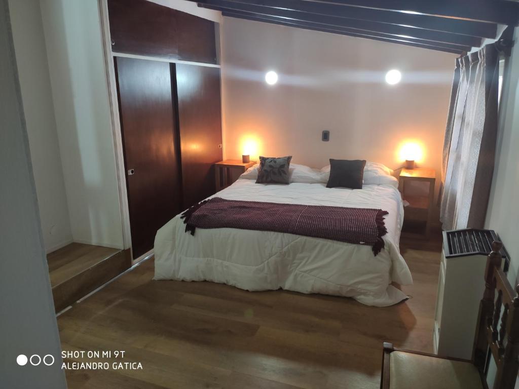Un dormitorio con una cama grande en una habitación. en Ushuaia Got, en Ushuaia