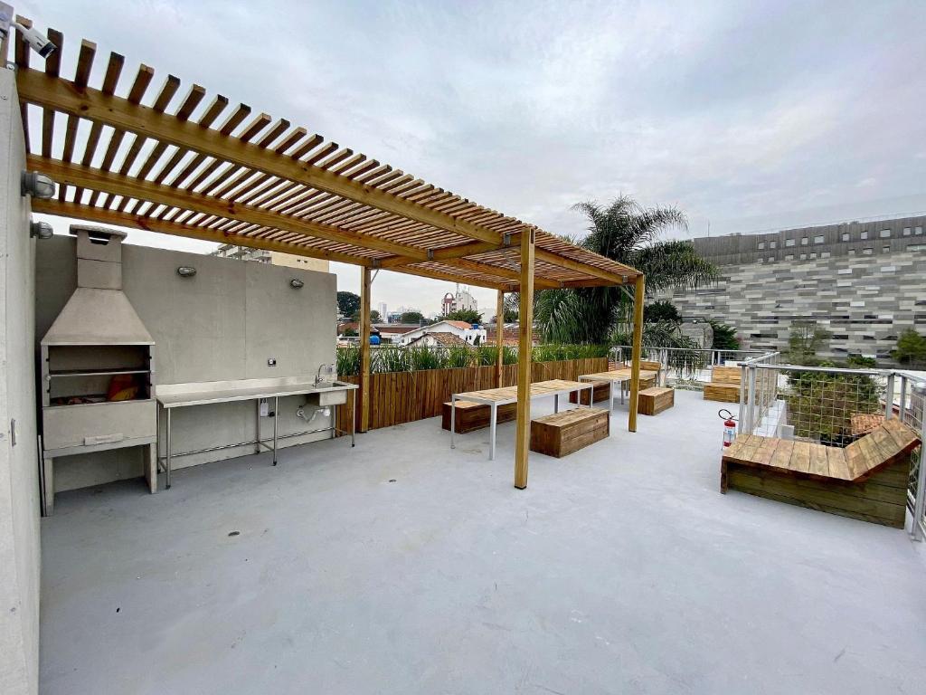 a patio with a grill and a picnic table at Mora Rocks in Sao Paulo