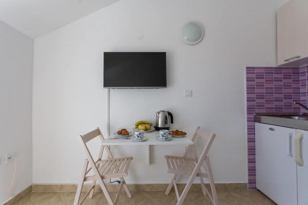 Kuchyň nebo kuchyňský kout v ubytování Studio Apartman Blue View