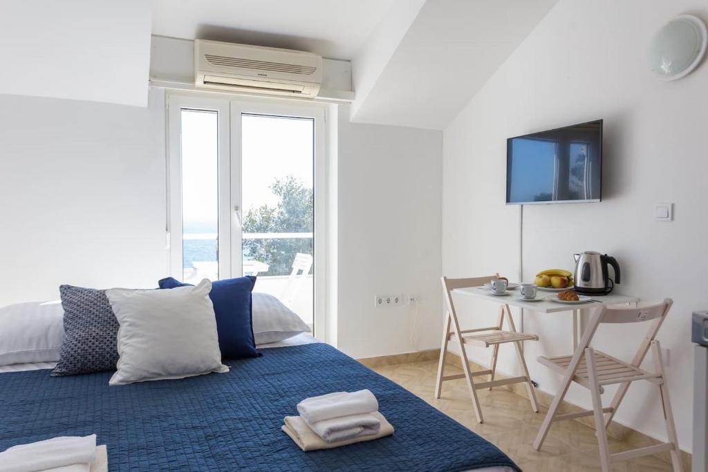 TV a/nebo společenská místnost v ubytování Studio Apartman Blue View