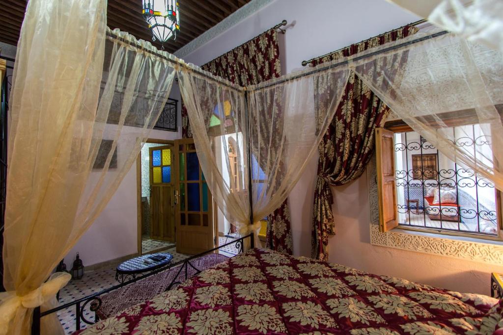 Postel nebo postele na pokoji v ubytování Riad Taryana