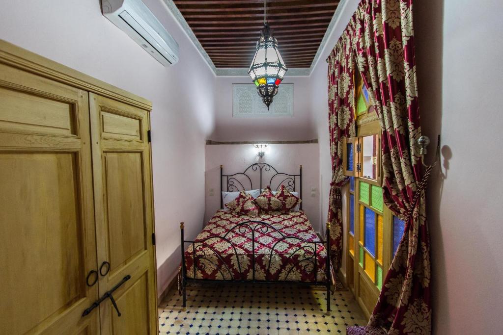 Postel nebo postele na pokoji v ubytování Riad Taryana