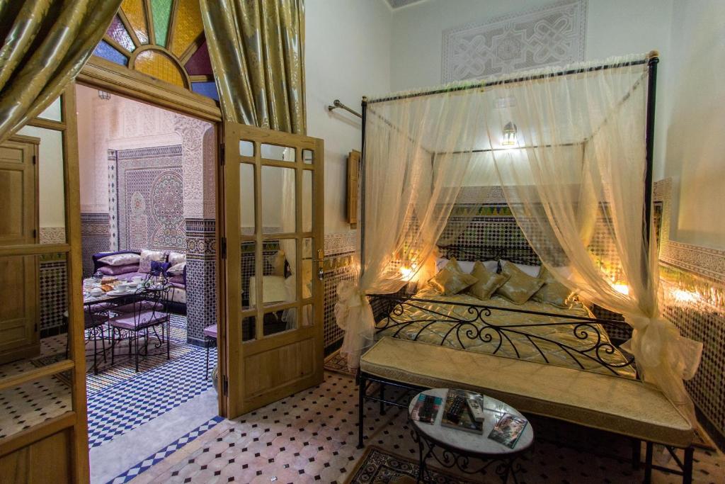 Postel nebo postele na pokoji v ubytování Riad Taryana