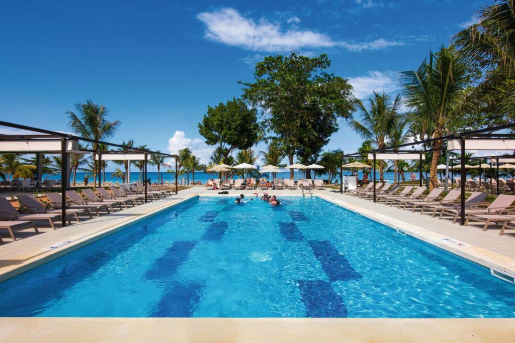 Bazén v ubytování Riu Palace Tropical Bay - All Inclusive nebo v jeho okolí