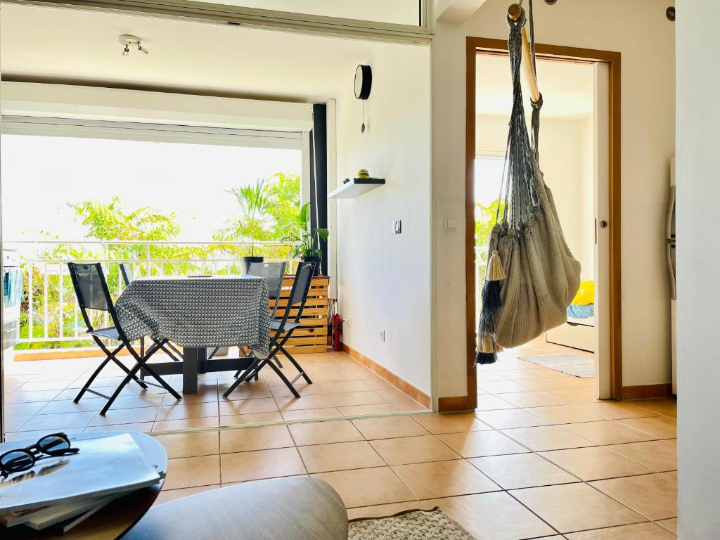 Balkón nebo terasa v ubytování Appartement vue mer, piscine, dans quartier prisé de Gosier