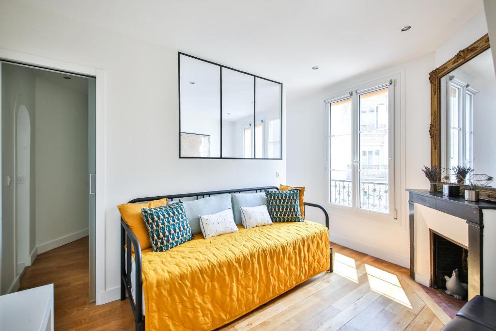 - un salon avec un canapé jaune et une cheminée dans l'établissement Cosy 4P FullEquiped/Jardin des Plantes/La Sorbonne, à Paris
