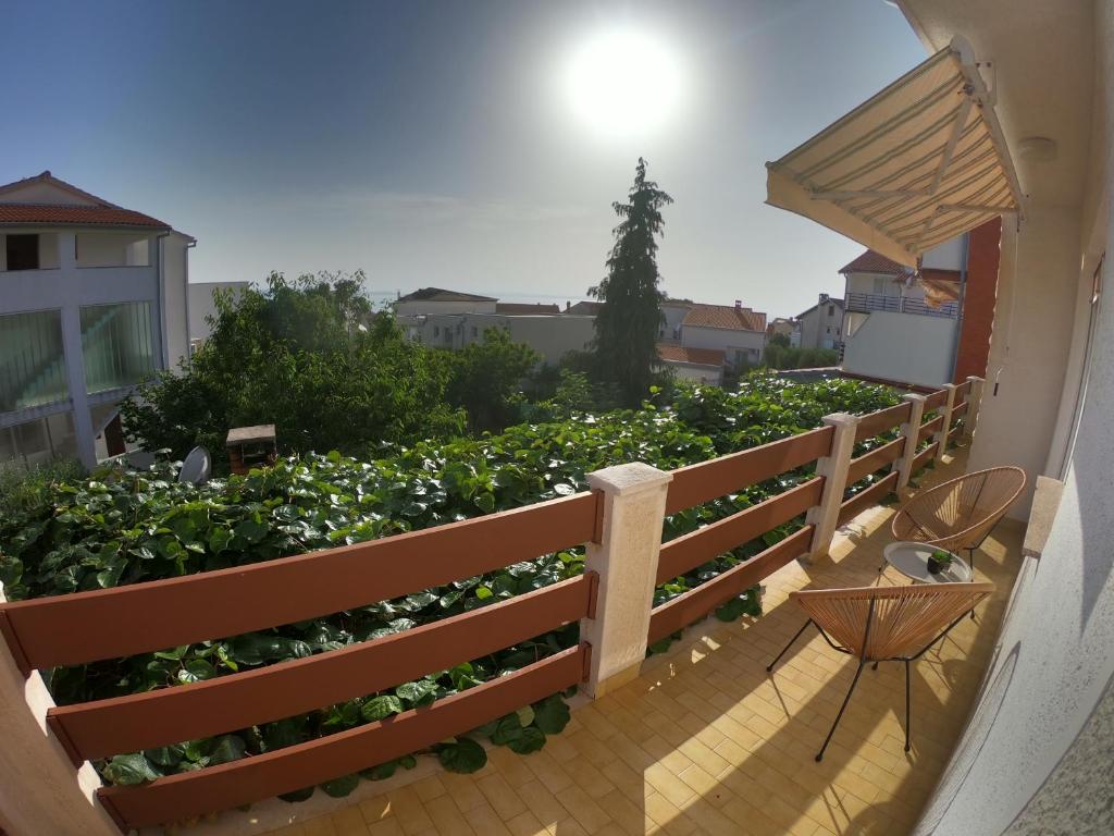 - Balcón con valla y jardín en Apartments Mima, en Zadar