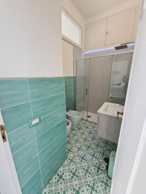 łazienka z prysznicem, toaletą i umywalką w obiekcie Casa Leucosia Suites w mieście Capri