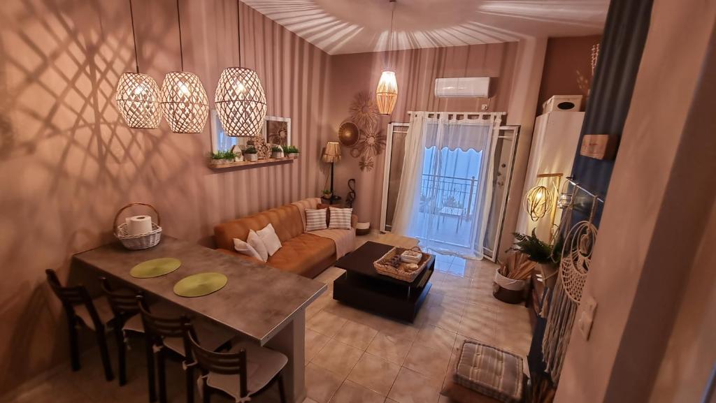 eine Luftansicht auf ein Wohnzimmer mit einem Tisch und einem Sofa in der Unterkunft BeachHouse in Arkondikó