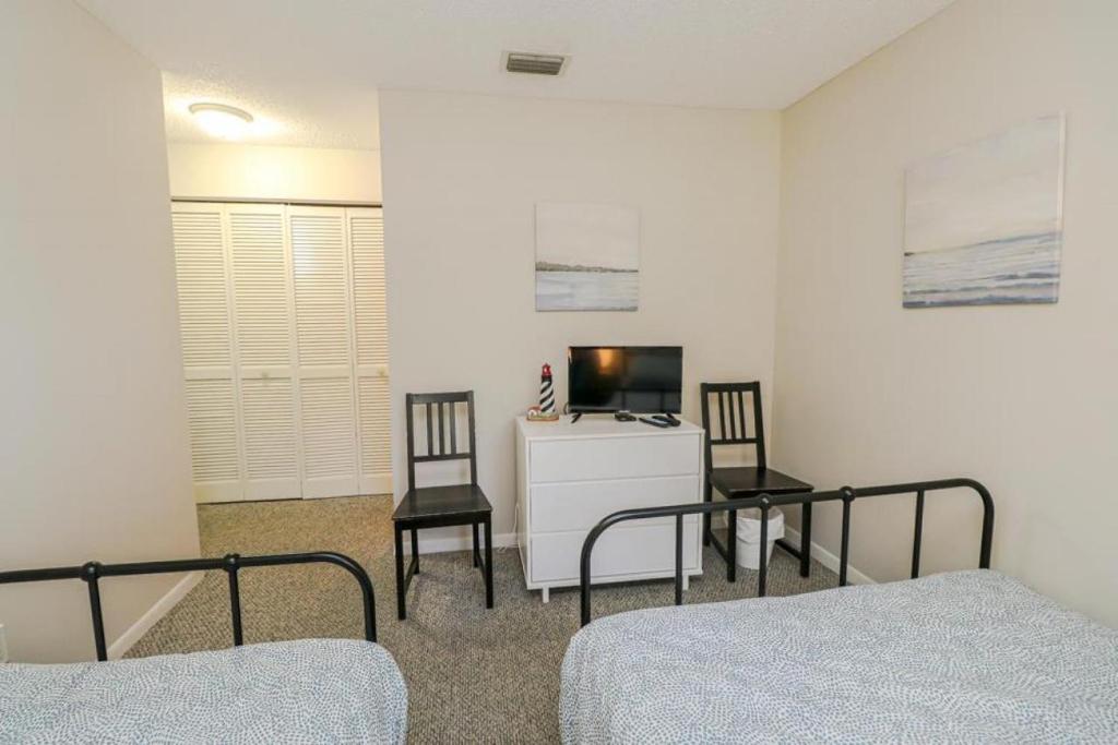 Postel nebo postele na pokoji v ubytování St Augustine Beach & Tennis Resort 520