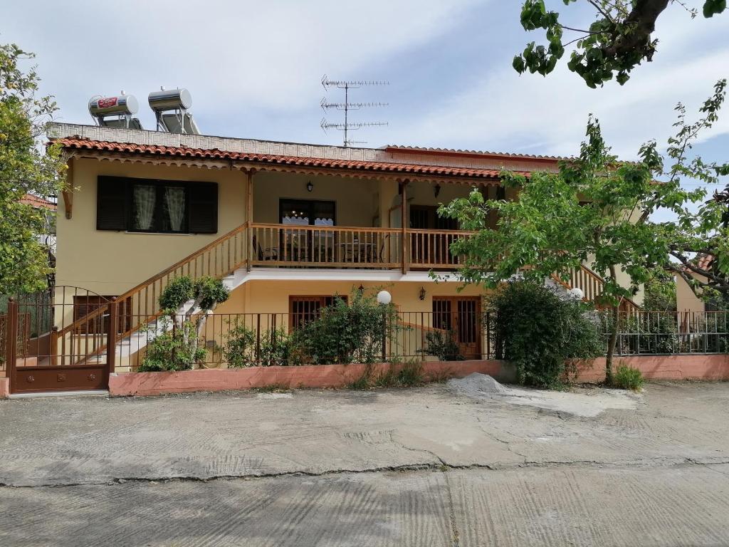 uma casa com uma varanda ao lado em Vacation cozy home em Paralía Sergoúlas