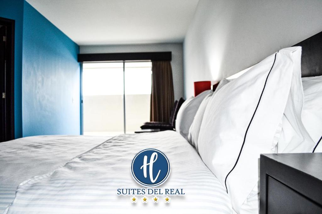 Postel nebo postele na pokoji v ubytování Hotel Suites del Real