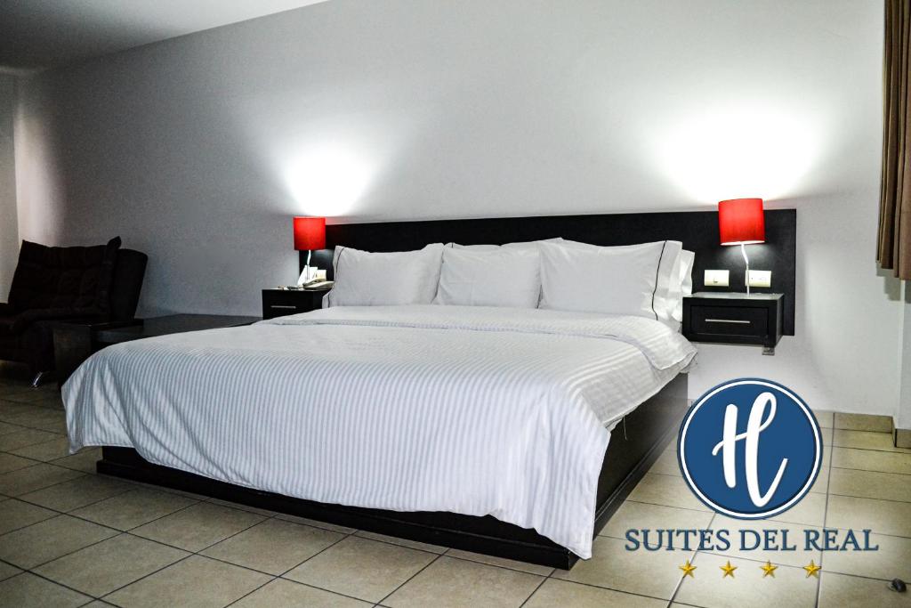 Postel nebo postele na pokoji v ubytování Hotel Suites del Real