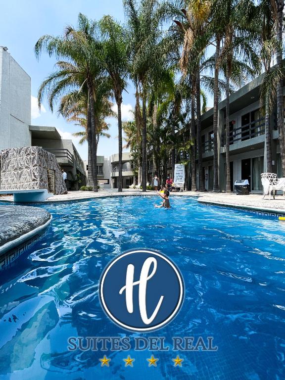 Bazén v ubytování Hotel Suites del Real nebo v jeho okolí