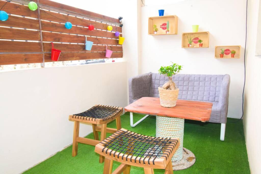 une chambre avec une table, deux tabourets et un canapé dans l'établissement Le 92 Toulon Bas Faron, à Toulon