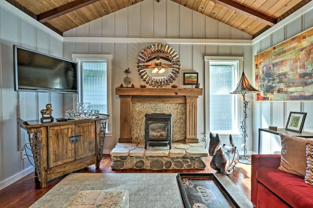 Redwoods Treehouse Across From the Russian River!, Guerneville