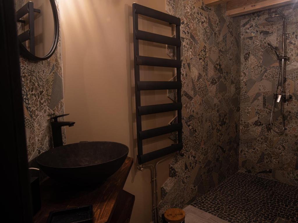 W łazience znajduje się wanna i umywalka. w obiekcie Armoise w mieście Saint-Bonnet-le-Froid