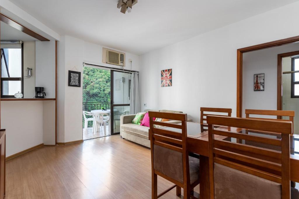 ein Wohnzimmer mit einem Tisch, Stühlen und einem Sofa in der Unterkunft Residence Real Copacabana in Rio de Janeiro