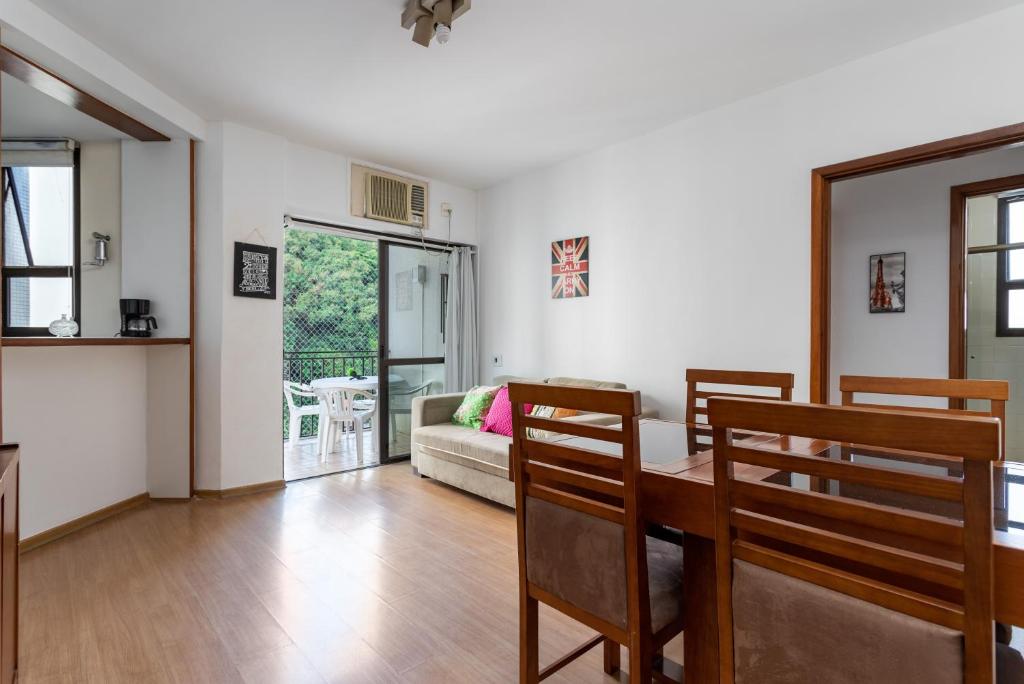 a living room with a table and chairs and a couch at Residence Real Copacabana in Rio de Janeiro