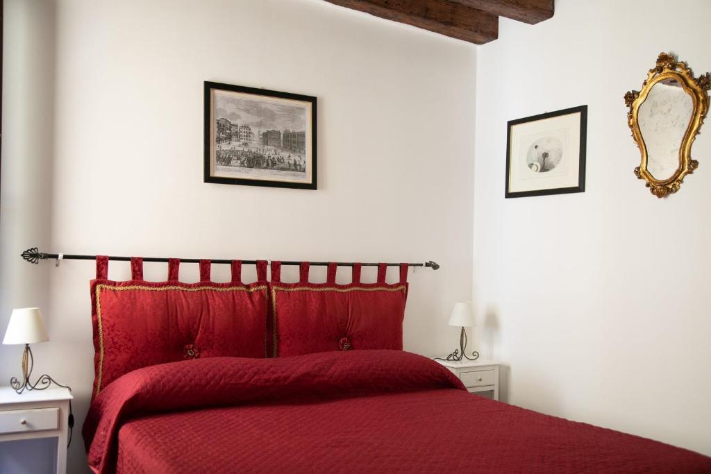 Postel nebo postele na pokoji v ubytování Hidden Gem in Venice