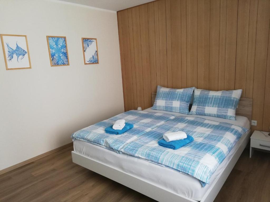 une chambre avec un lit avec deux serviettes dessus dans l'établissement Apartma Center, à Bovec