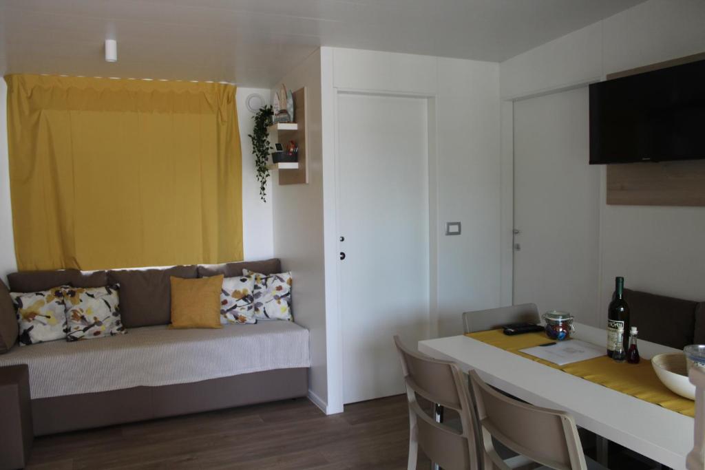 Televízia a/alebo spoločenská miestnosť v ubytovaní Two Sisters mobile home