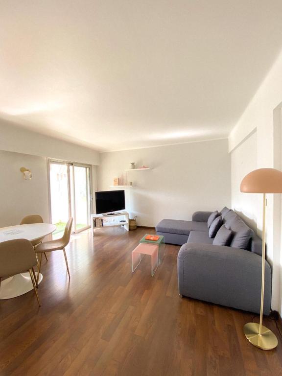 un salon avec un canapé bleu et une table dans l'établissement Superb Apartment In Cannes With Magnificent View !, à Cannes